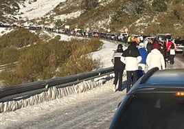 Muchos usuarios optaron ayer por subir andando a la estación por la imposibilidad de acceder en coche. DM