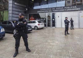 Agentes de la PolicíaNacional a las puertas de la Consejería de Obras Públicasel 22 de febrero de 2023.