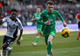 Íñigo Vicente vio ayer una tarjeta roja en El Plantío y no estará el sábado en la visita del Cádiz a El Sardinero.