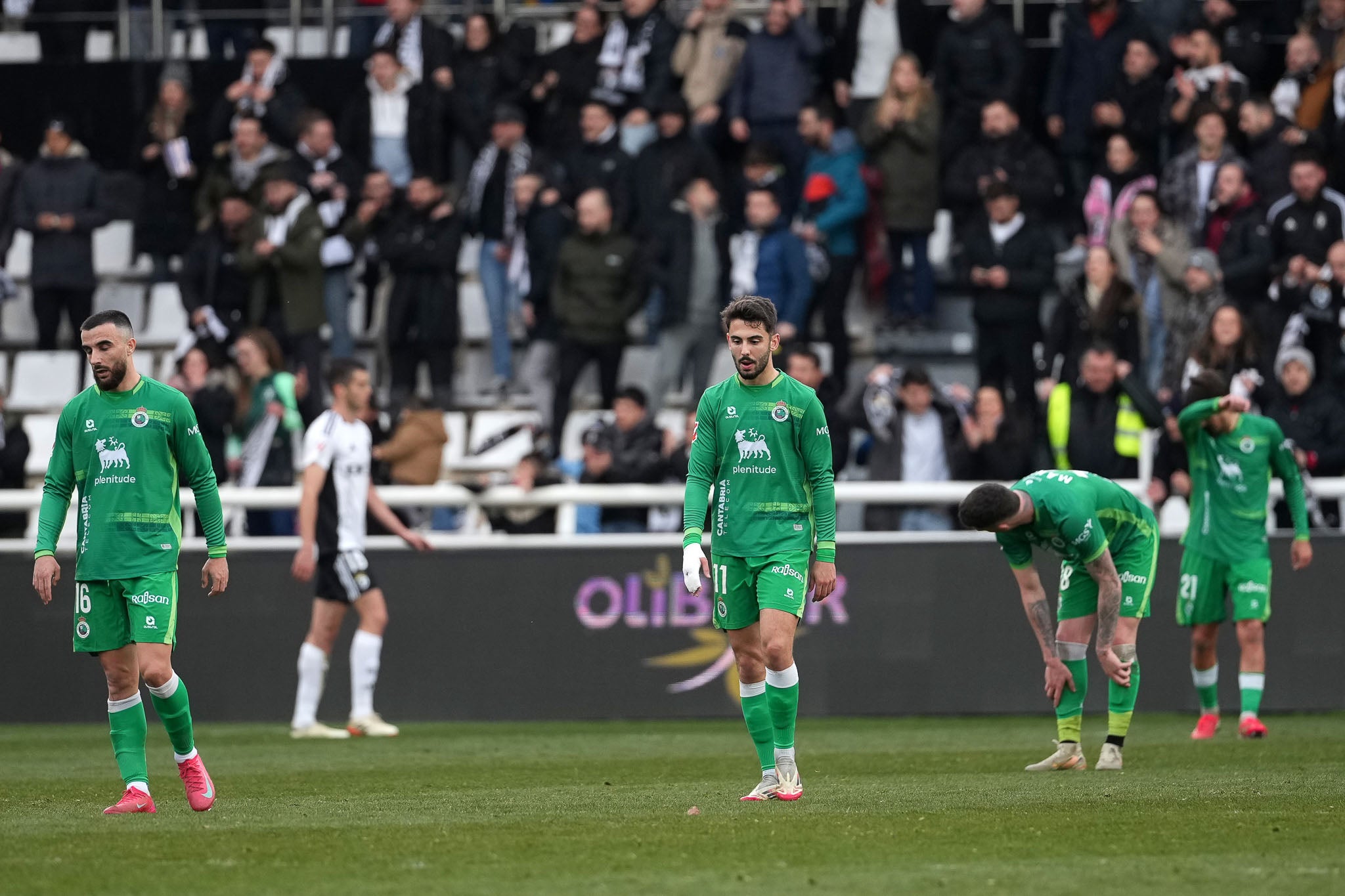 Los jugadores del Racing lamentan la derrota ante el Burgos