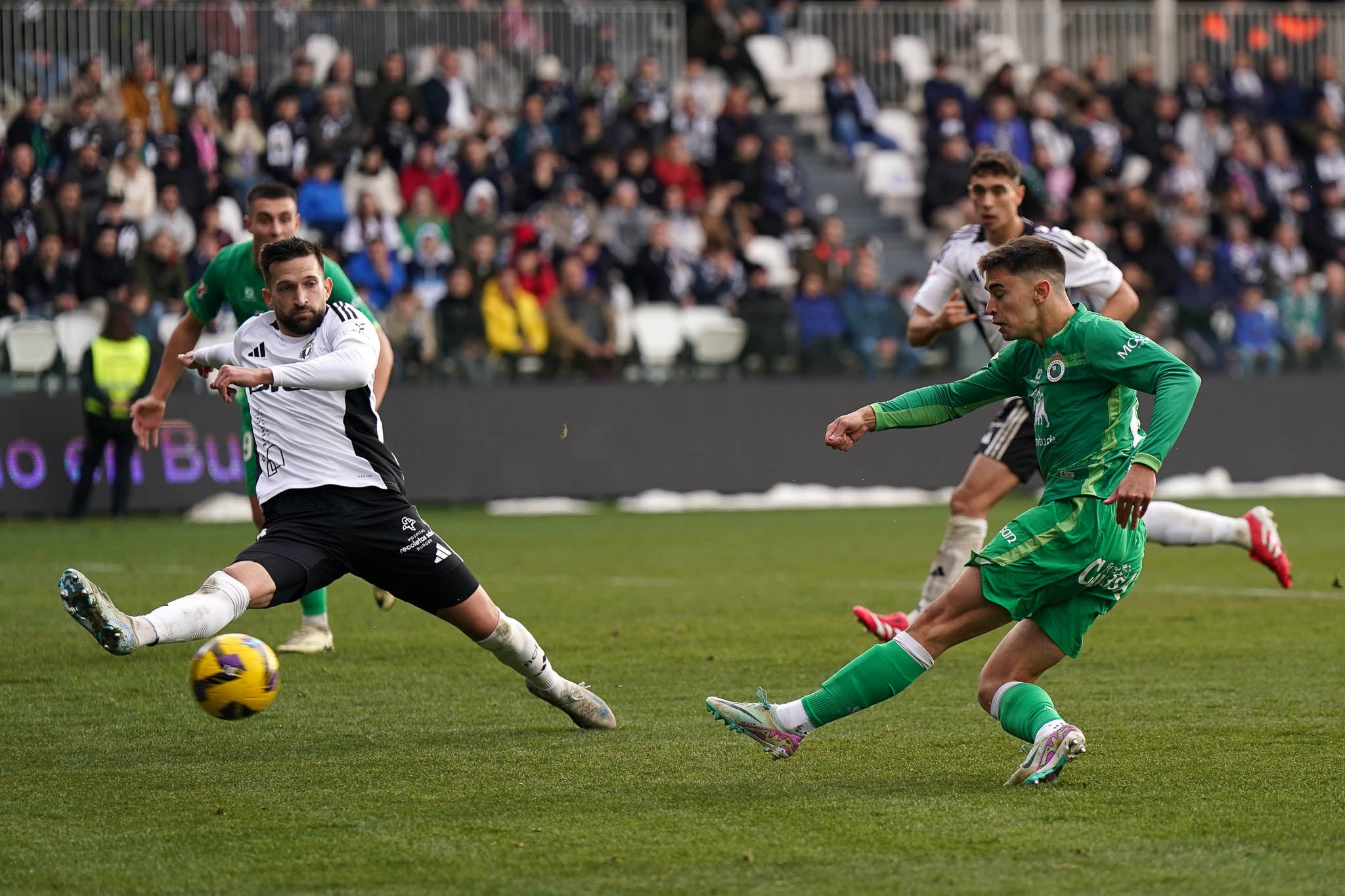 Mario García dispara a  la portería del Burgos. Falló su lanzamiento, pero Javi Castro se hizo con el rechace y marcó el único tanto del Racing. 