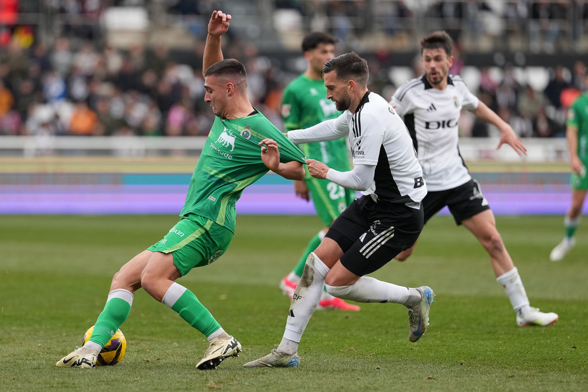 Un rival del Burgos agarra a Karrikaburu