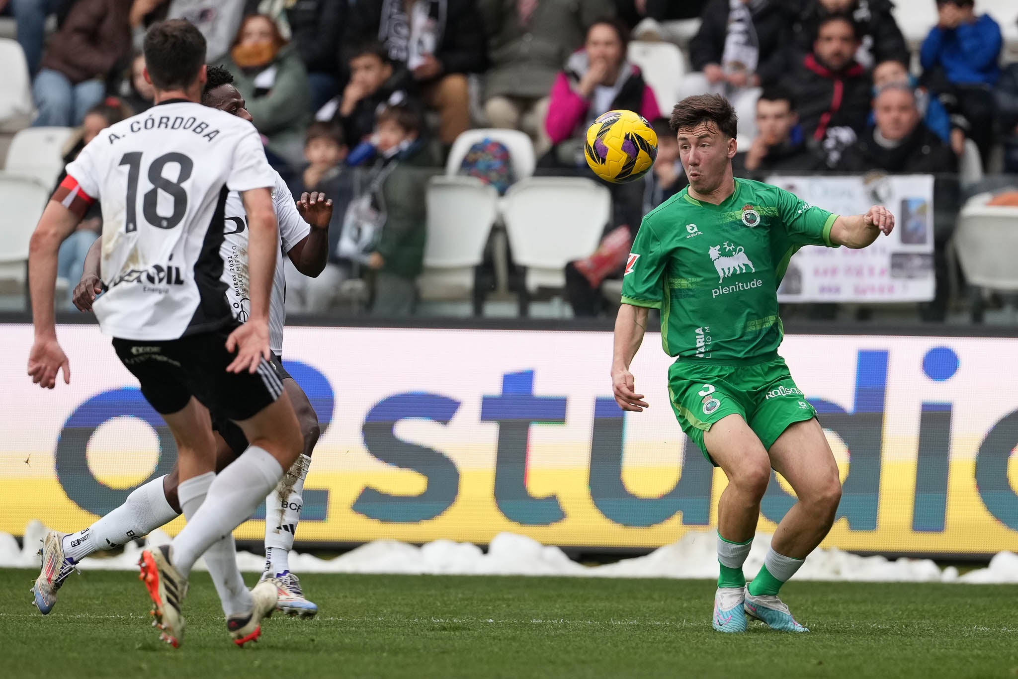 Saúl se prepara para recibir la pelota