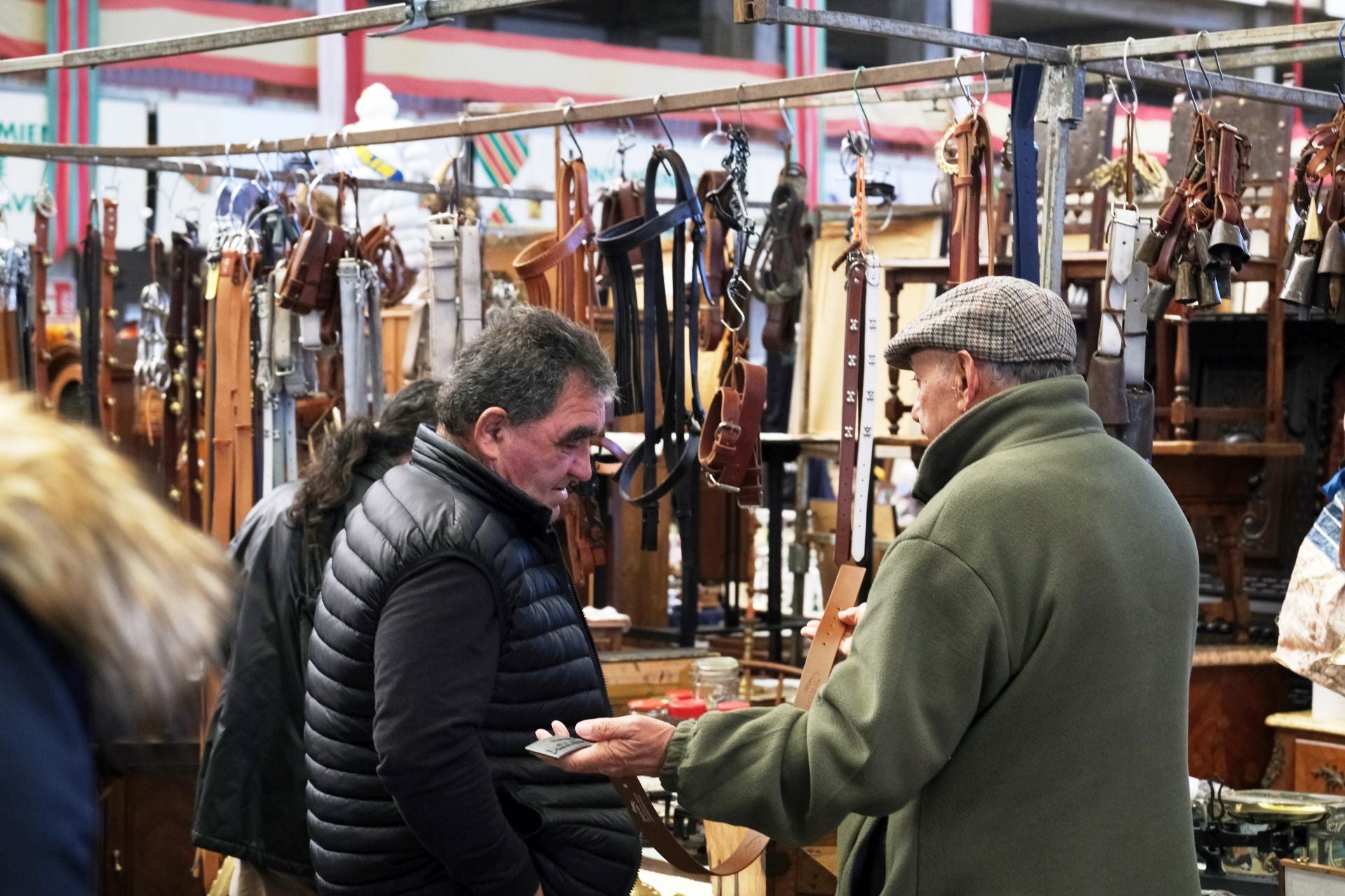 Los tratos y el regateo tampoco faltan en la feria del reciclaje de Torrelavega, en la foto un comerciante convence del precio a un cliente