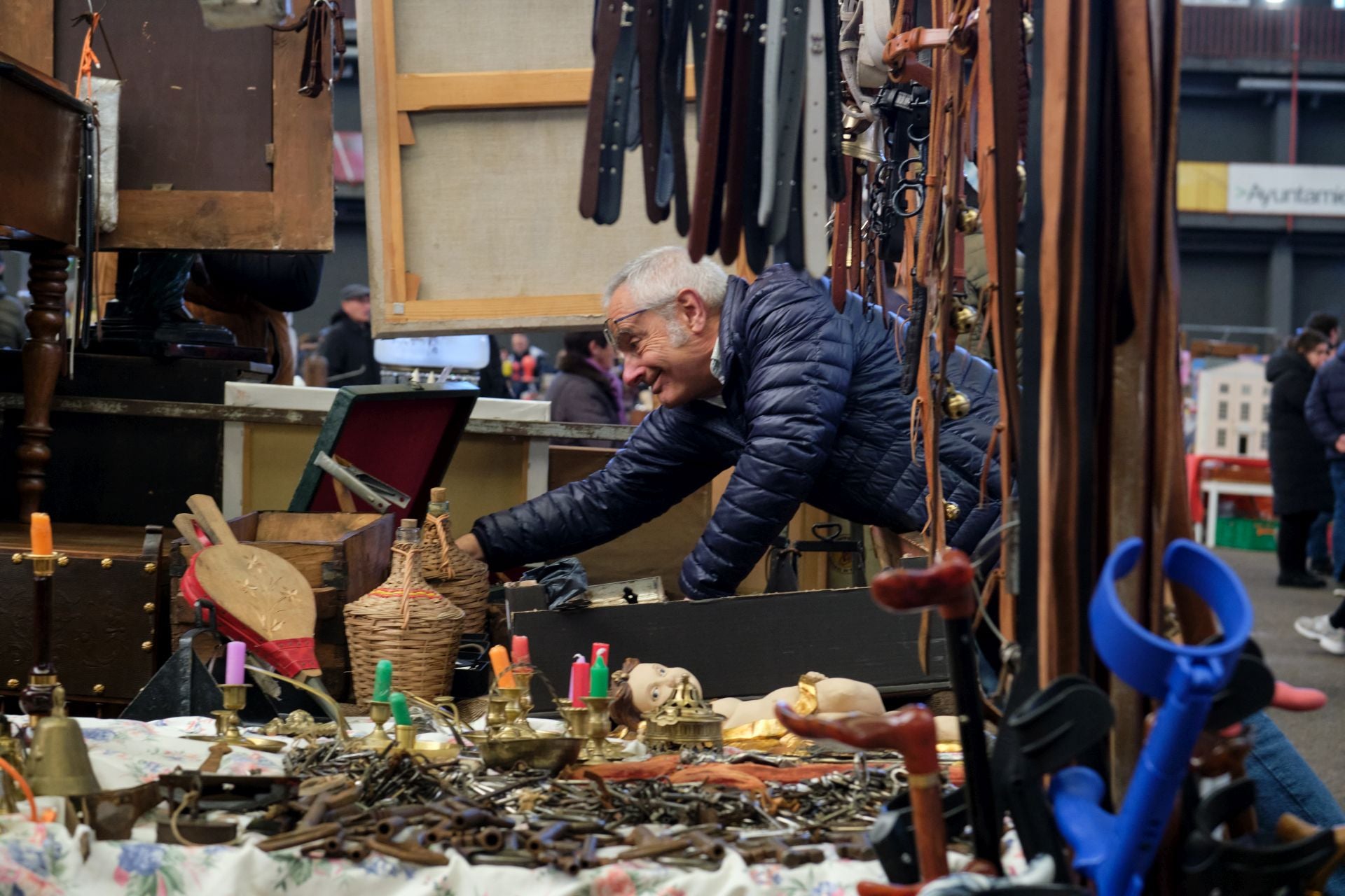 Lo de rebuscar entre los puestos para comprobar la autenticidad de las piezas es también un deporte de la feria Recíclate. 