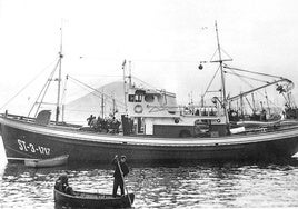 El barco Bella Mar, del año 1966, en la bahía de Santoña