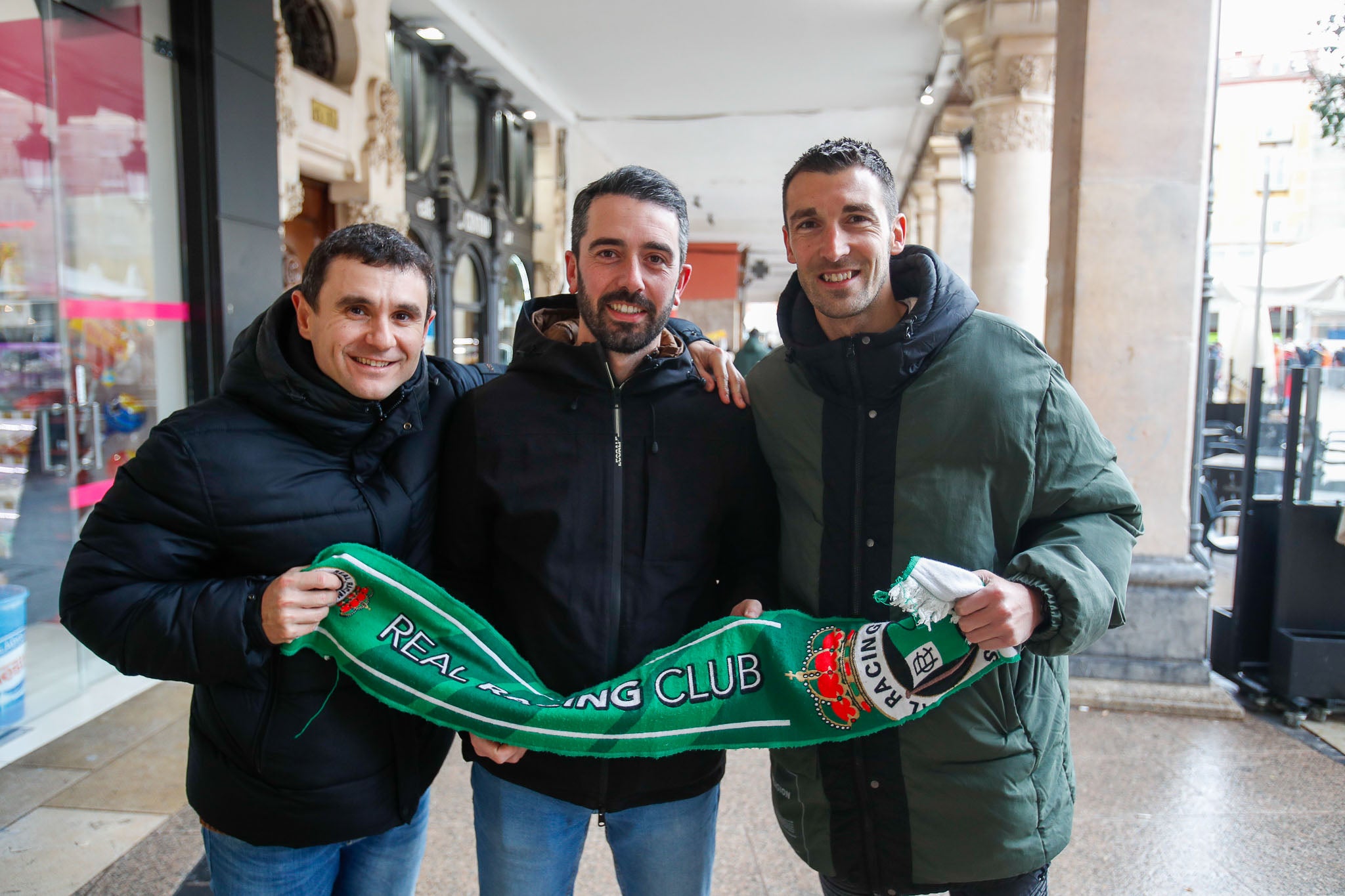 El exracinguista Mario Fernández, a la derecha, no quiso perderse el partido. 