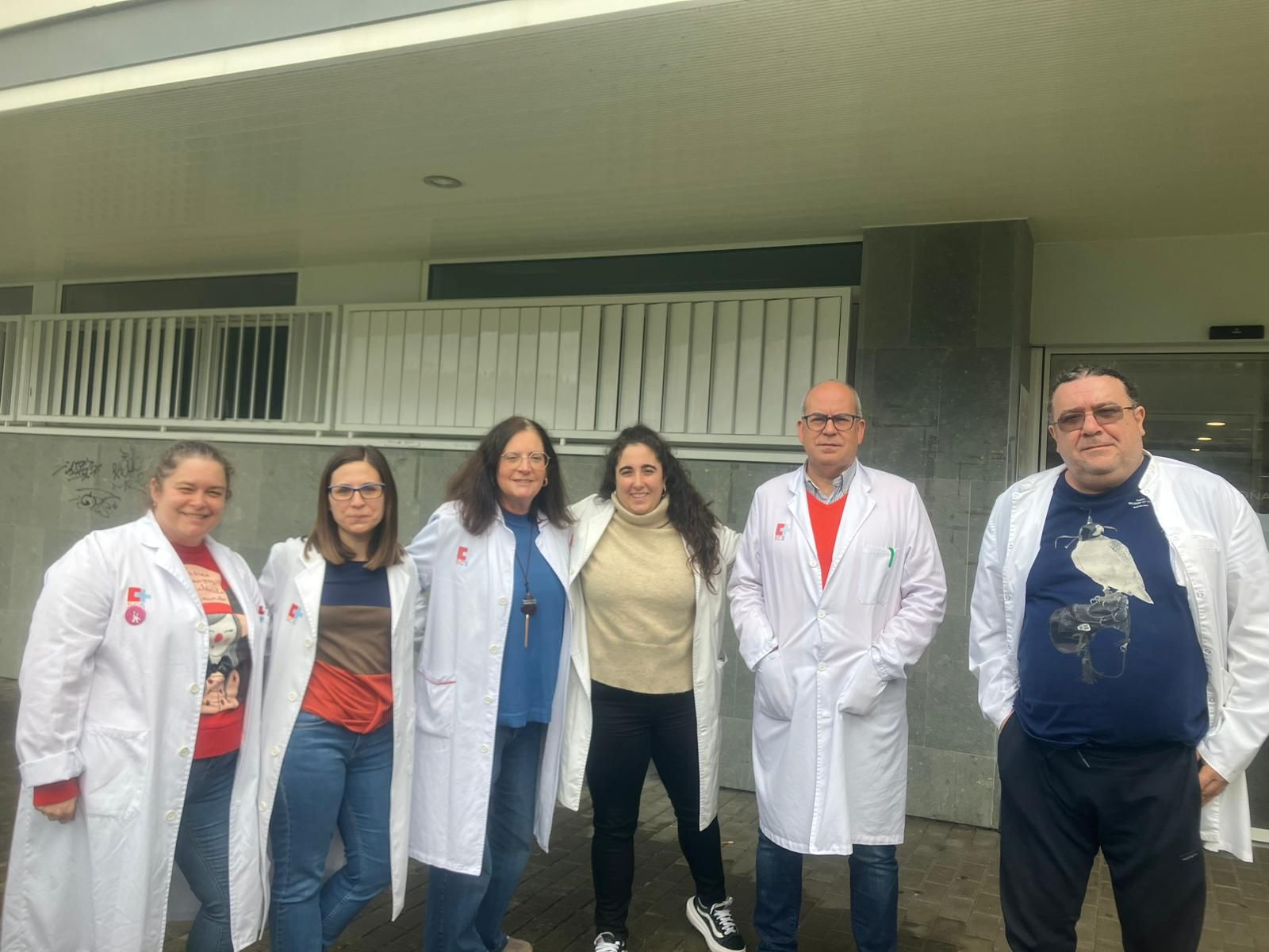 Facultativos concentrados esta mañana en el centro de salud de Santoña.