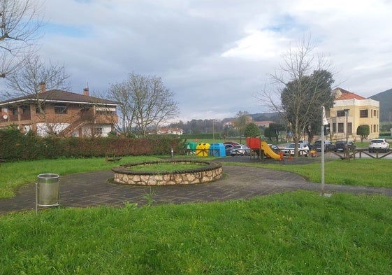 El parque ubicado frente el Ayuntamiento de Arnuero.