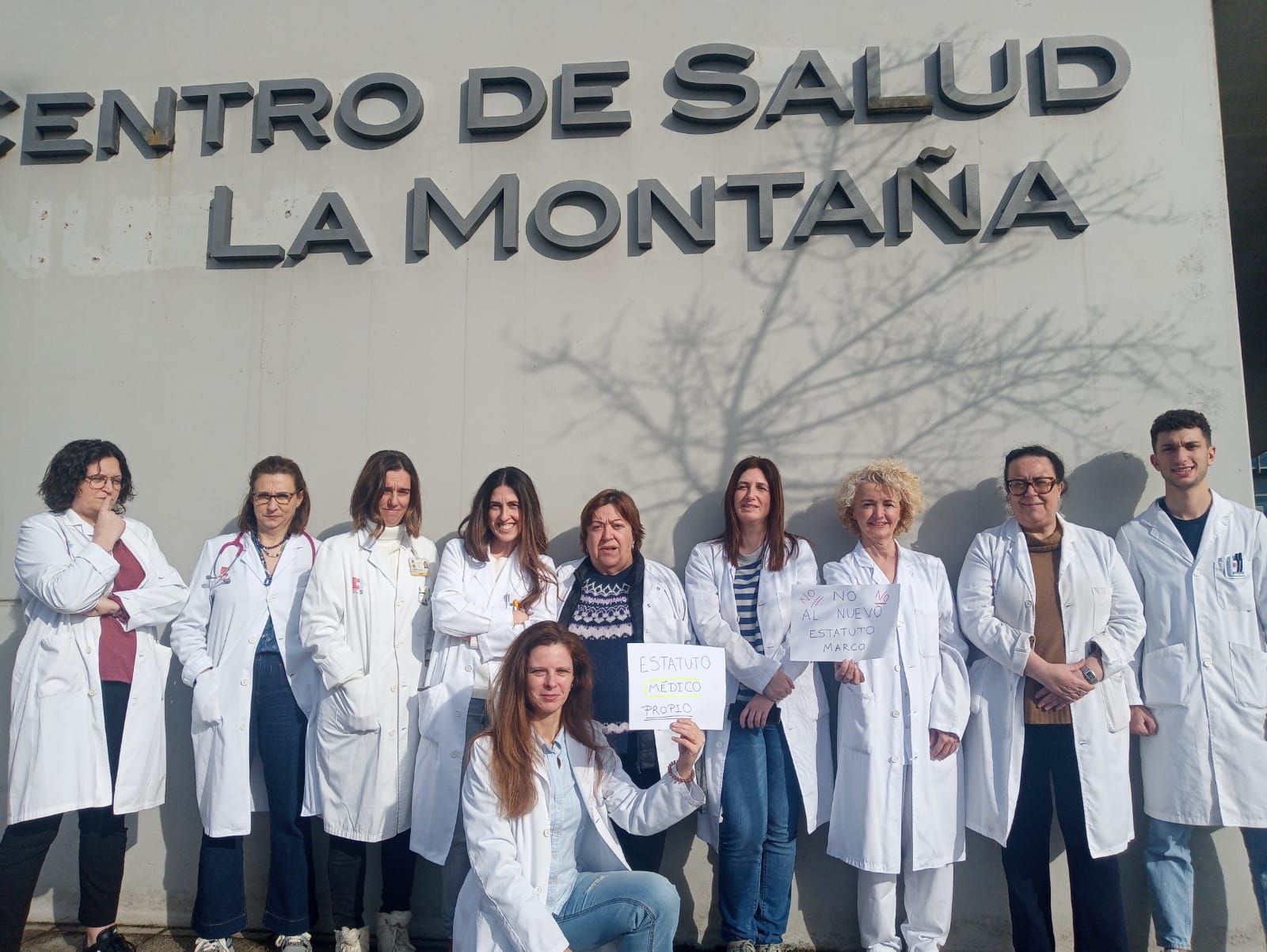 Médicos del centro La Montaña, en Peñacastillo (Santander), concentrados esta mañana.