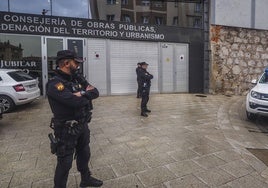 Agentes de la Policía Nacional a las puertas de la Consejería de Obras Públicas en febrero de 2023.