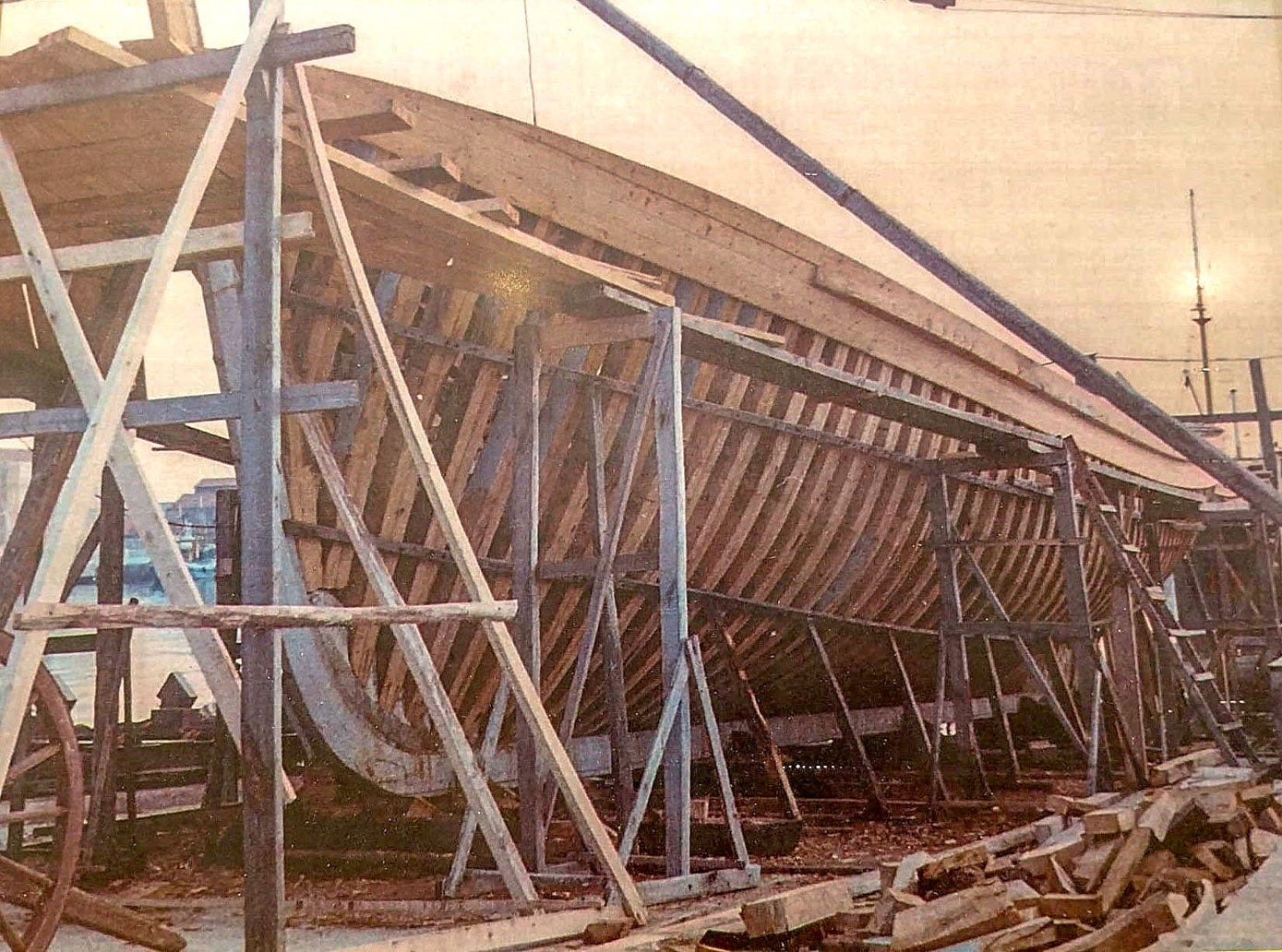 El buque Jumbo (1965) en el proceso de construcción en el taller. 