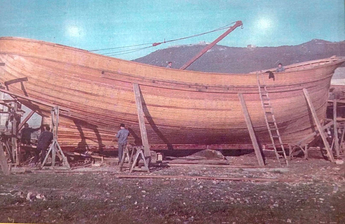 Los operarios trabajando en el vaso del barco Perla de Colindres en 1964.