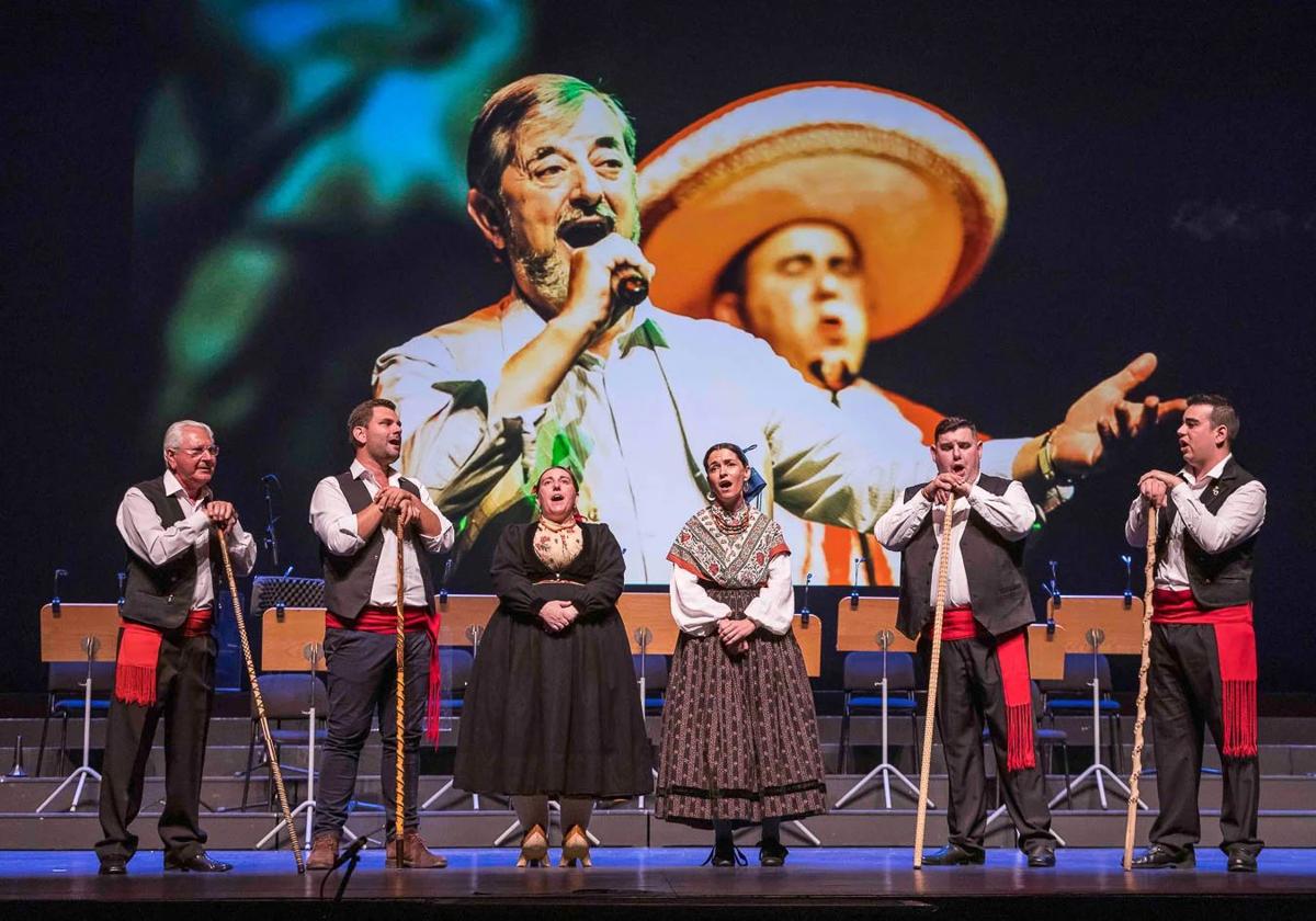 En la fotografía, Esther Terán (tercera por la izquierda) y Álvaro Fernández (quinto por la izquierda), en el homenaje al Malvís de Tanos. Son dos de la voces que actúan este miércoles en el Palacio de Festivales.