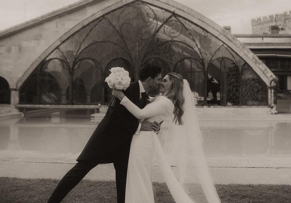 Sandra Garaizar y Nacho Cuevas se casaron el pasado 31 de agosto en una iglesia del centro histórico de Burgos, la ciudad natal de la novia. La novia lució dos vestidos diseñados por Luis Alonso y el novio eligió un elegante chaqué de Golf.