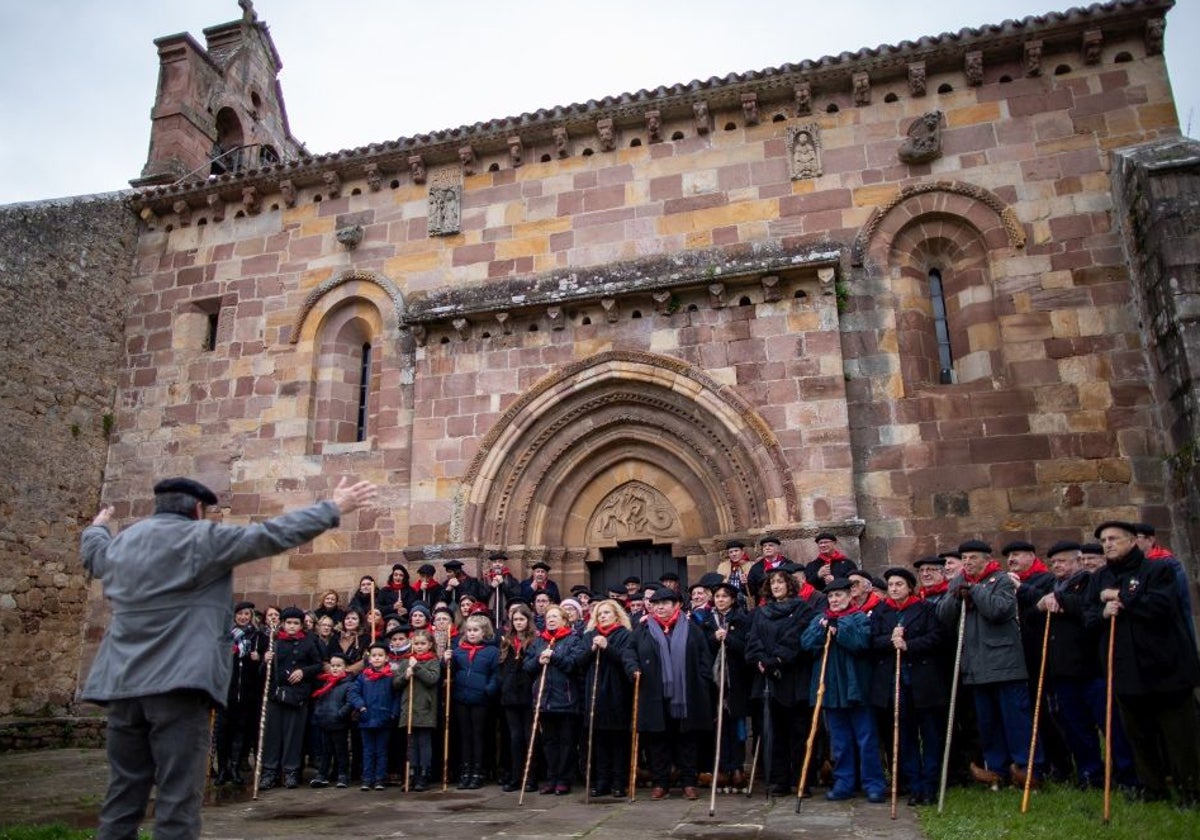 La Ronda Marcera frente a la Iglesia de Santa María de Yermo el año pasado.