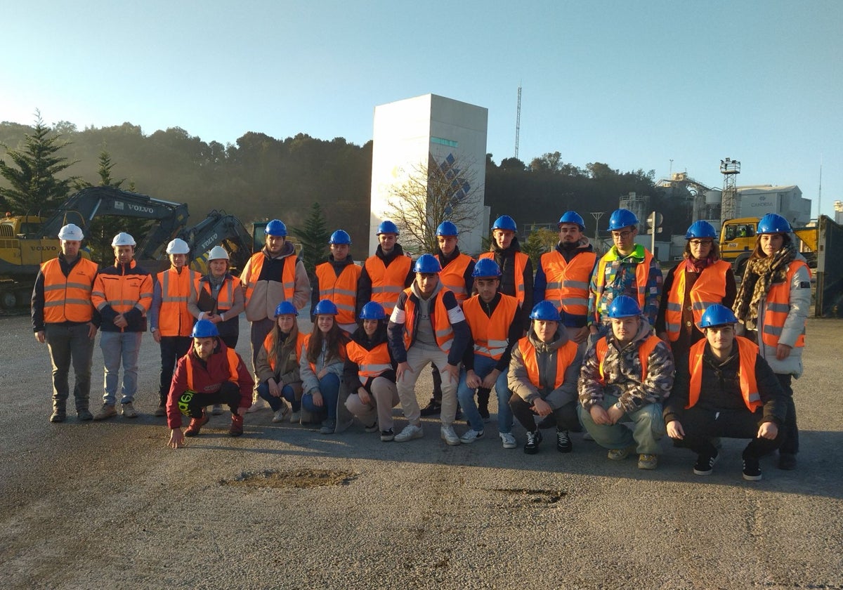 Los grupos del IES Valle de Camargo, en la entrada de las instalaciones de Candesa.