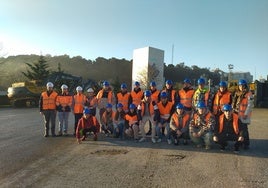 Los grupos del IES Valle de Camargo, en la entrada de las instalaciones de Candesa.