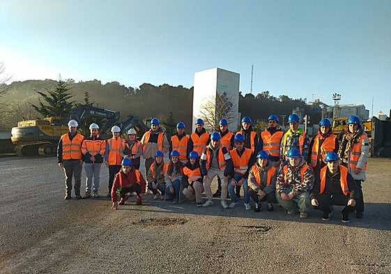 Los grupos del IES Valle de Camargo, en la entrada de las instalaciones de Candesa.