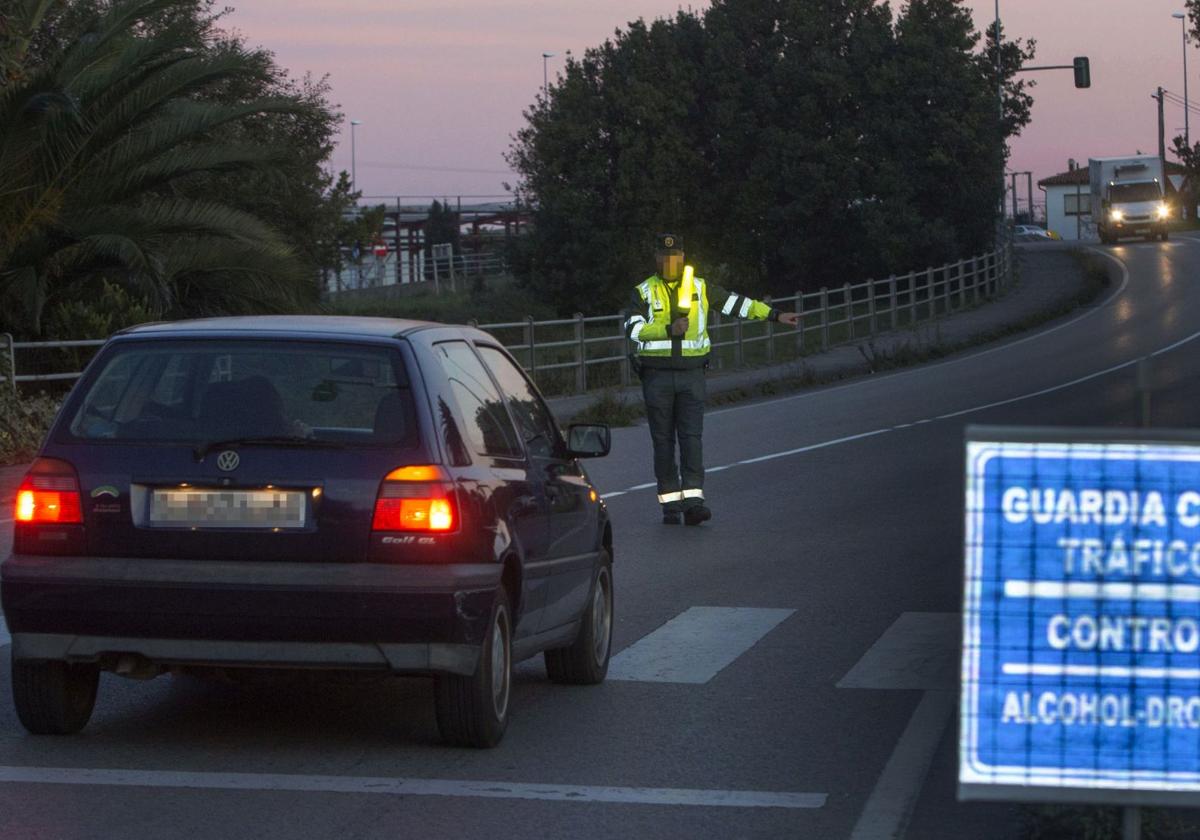 Un control de alcoholemia establecido por la Guardia Civil en Gajano.