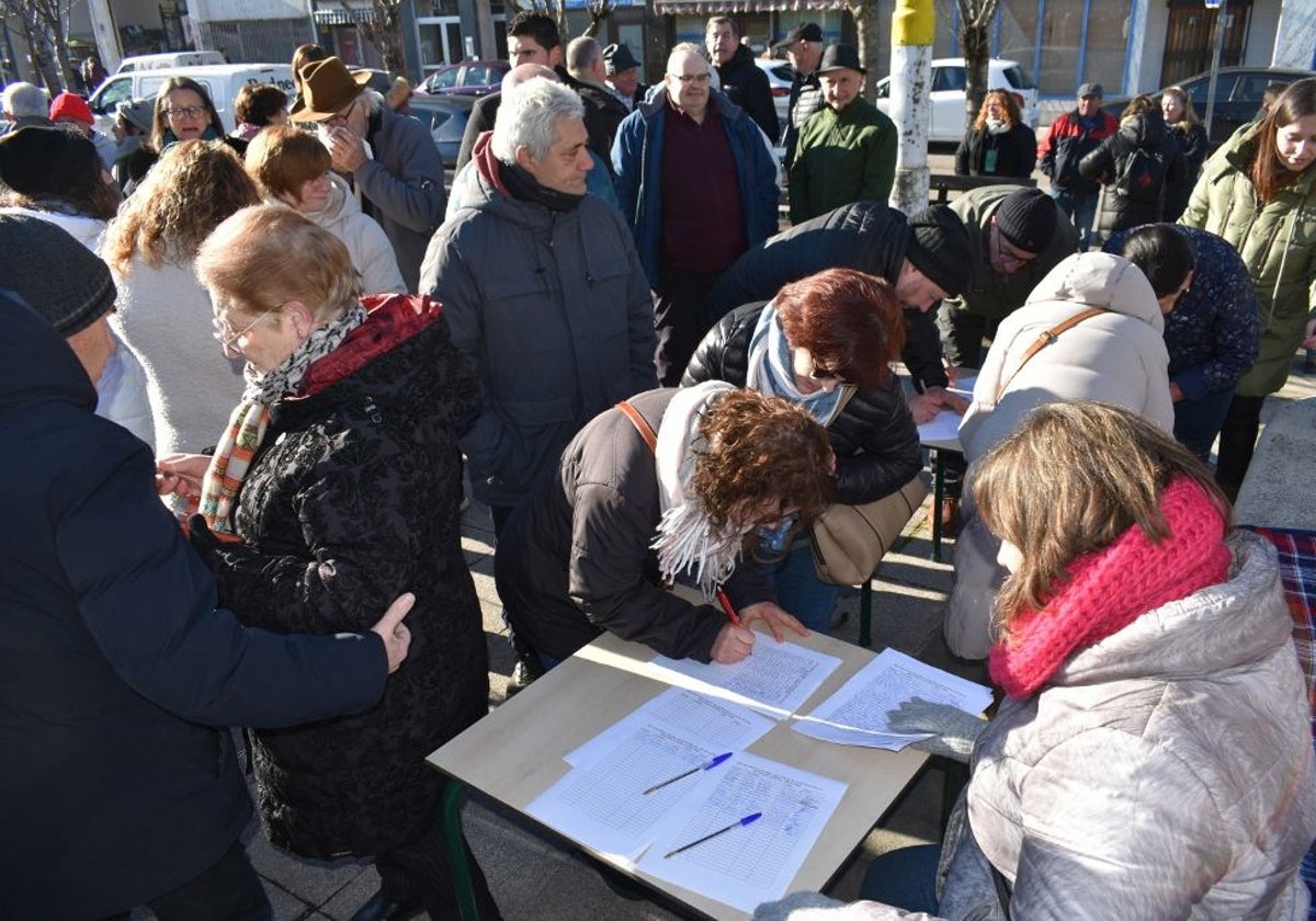 Firmas de vecinos a favor de la radio.