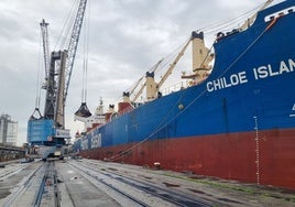 Carga en el barco, este miércoles por la mañana, de las 44.600 toneladas de áridos.