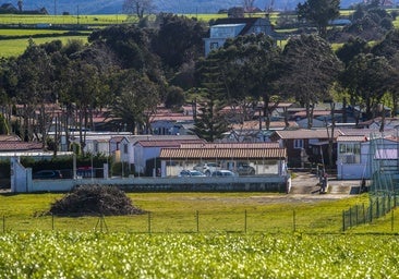 Más de treinta campistas desalojados en Ajo dejan Cantabria y se marchan a Frías