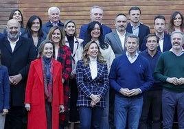 Gema Igual, tercera por la izquierda, junto a los demás participantes en el I Foro de las Ciudades, celebrado en Zaragoza.