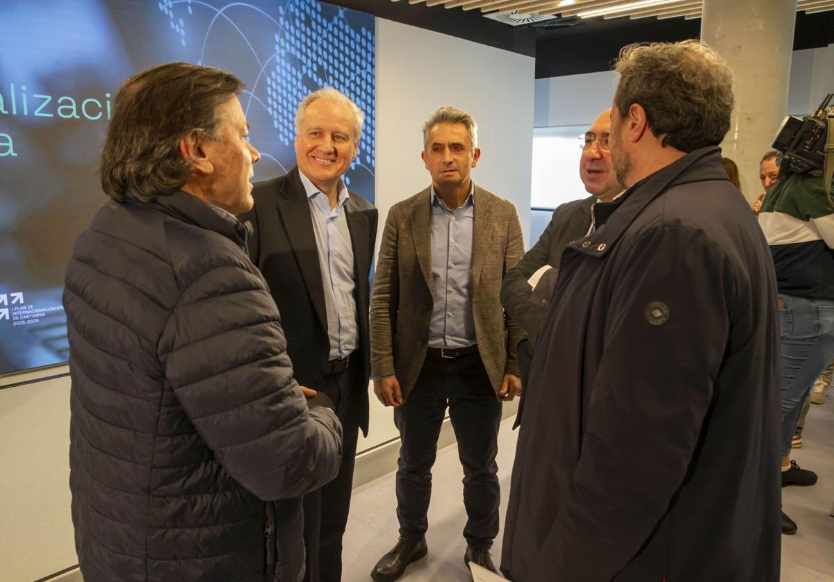 En el centro, el consejero Eduardo Arasti y el presidente de la Cámara de Comercio, Tomás Dasgoas, en la presentación celebrada ayer del primer plan de internacionalización de Cantabria.