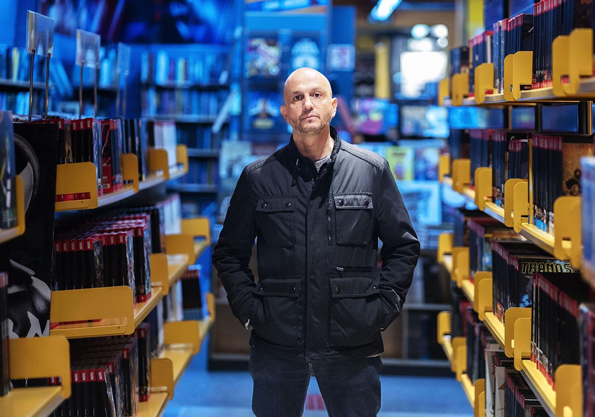 Jorge Carrión, escritor y crítico literario, fotografiado en la librería Norma Comics de Barcelona.