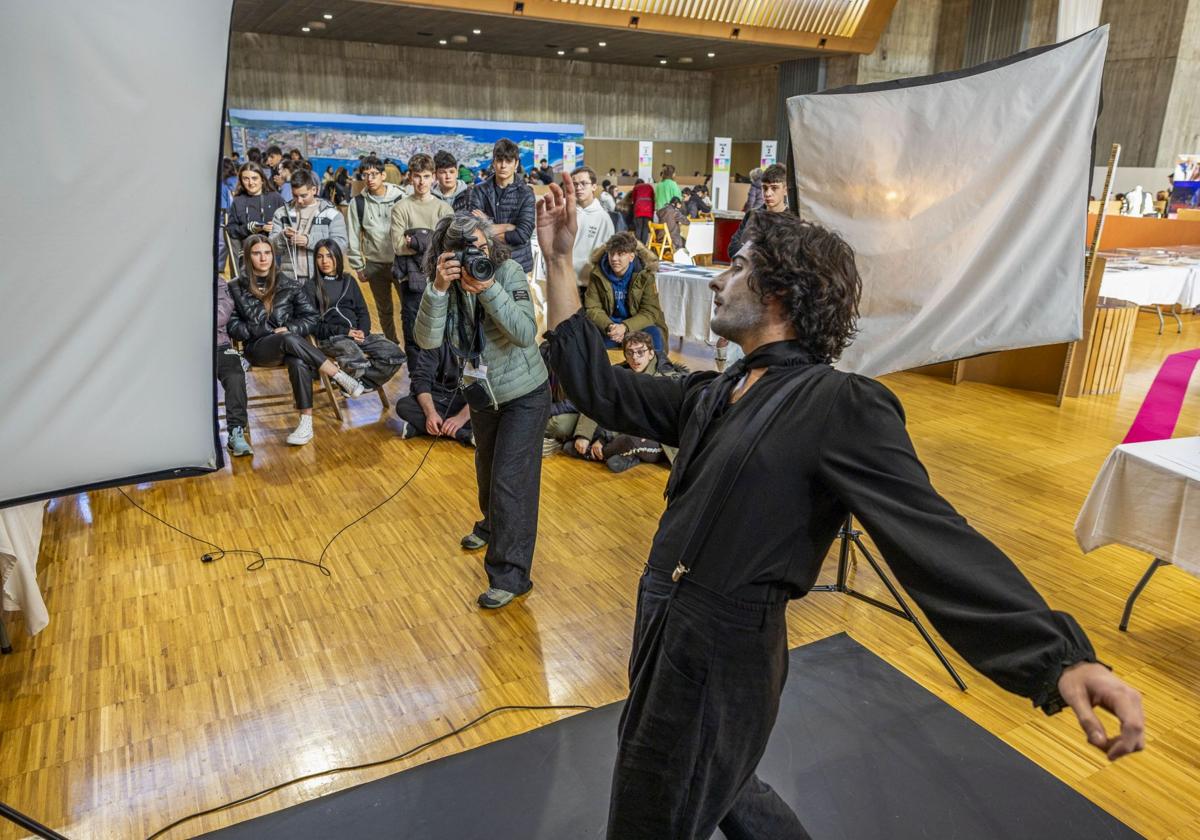 Una profesora retrata ayer a un modelo durante un curso de fotografía en la Feria de Enseñanzas Artísticas de Cantabria.