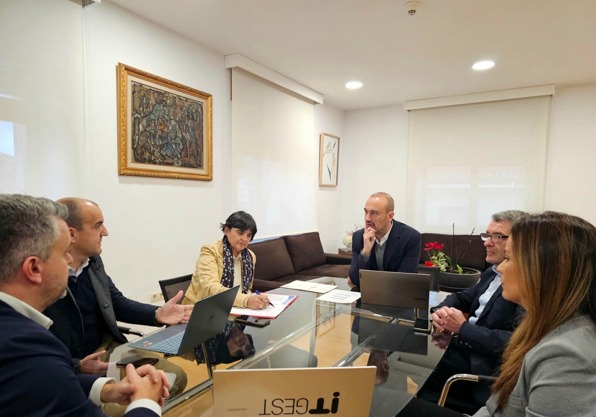 Miembros de la empresa, autoridades y personal técnico del Ayuntamiento, durante el encuentro con la empresa ITGEST España, esta semana, en Torrelavega.