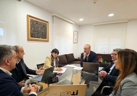 Miembros de la empresa, autoridades y personal técnico del Ayuntamiento, durante el encuentro con la empresa ITGEST España, esta semana, en Torrelavega.