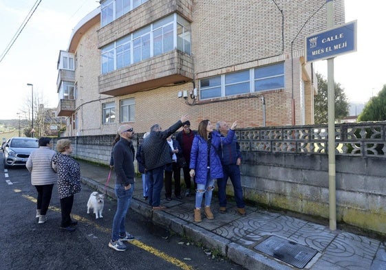 Vecinos señalan una de las nuevas placas colocadas por el Ayuntamiento, en el barrio antes conocido como Los Anchos.