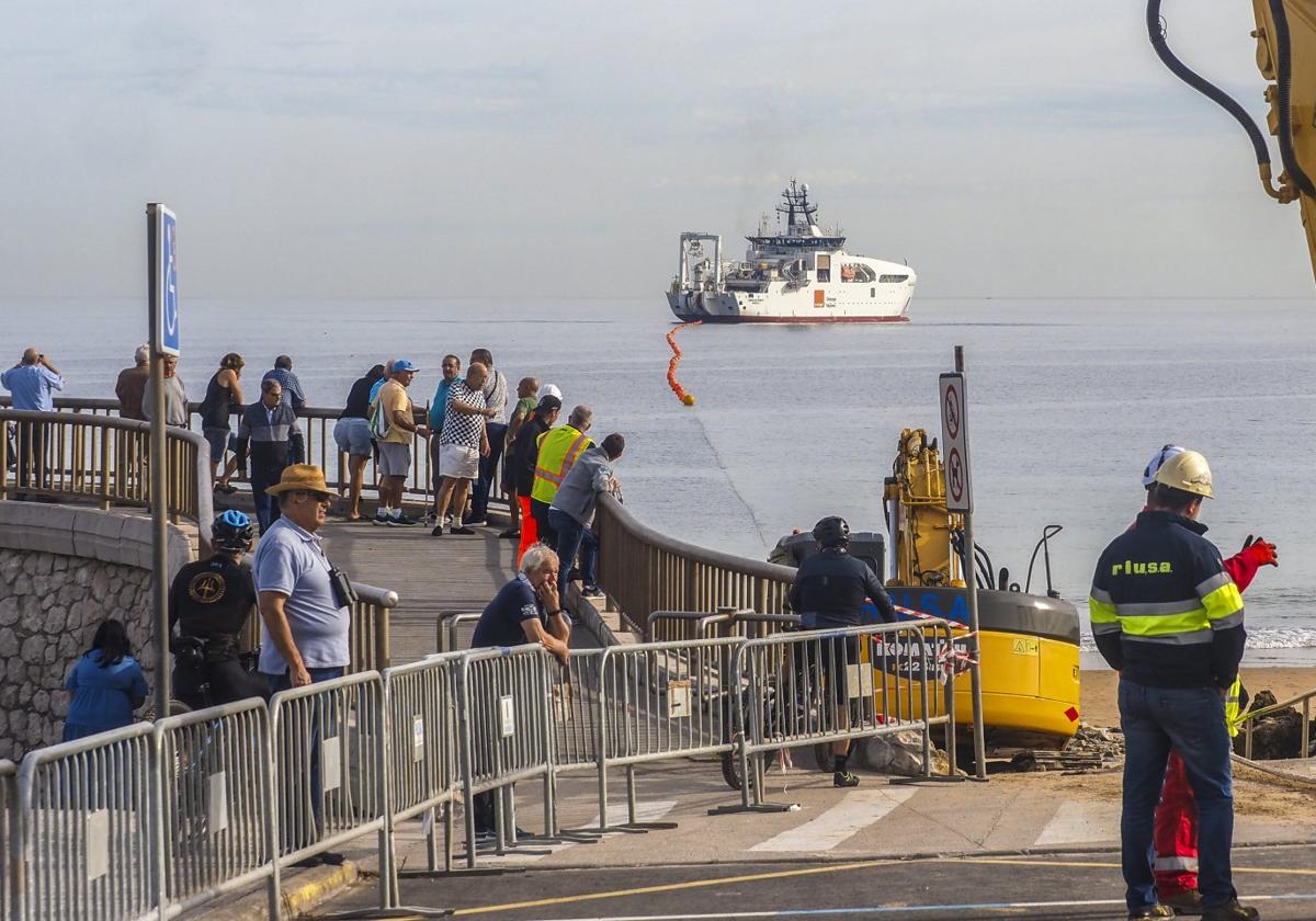 Últimos trabajos en la Virgen del Mar (Santander) para conectar el cable de Meta proveniente de EE UU, en abril de 2024.