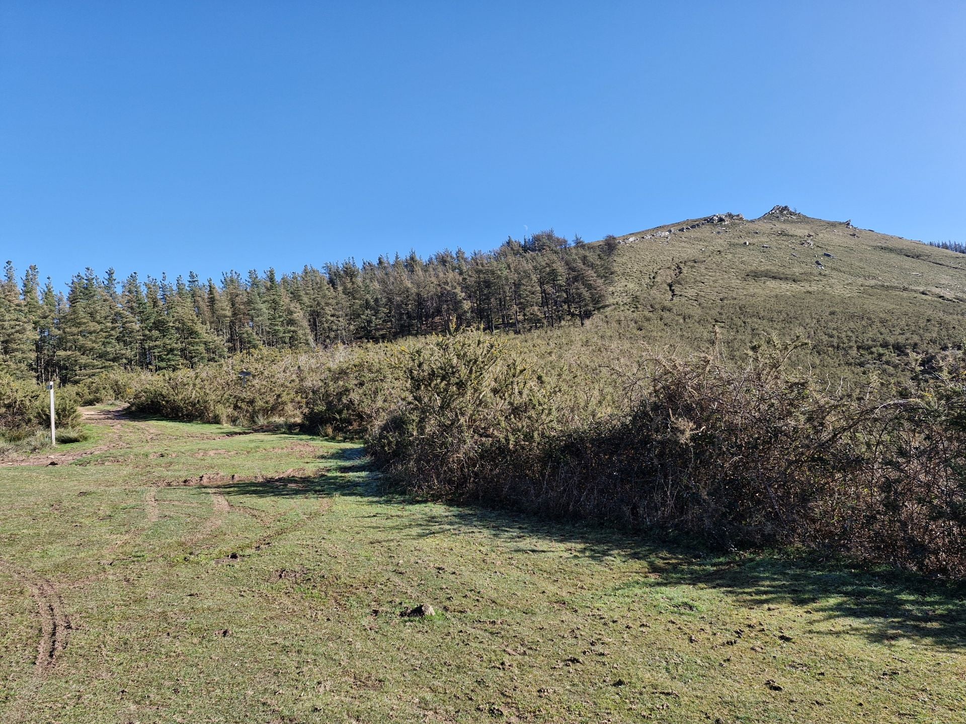 Una desviación conduce hacia el camino que lleva a la cima del monte Dobra.