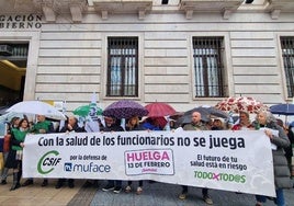 Un centenar de funcionarios se concentra en Santander en defensa de Muface