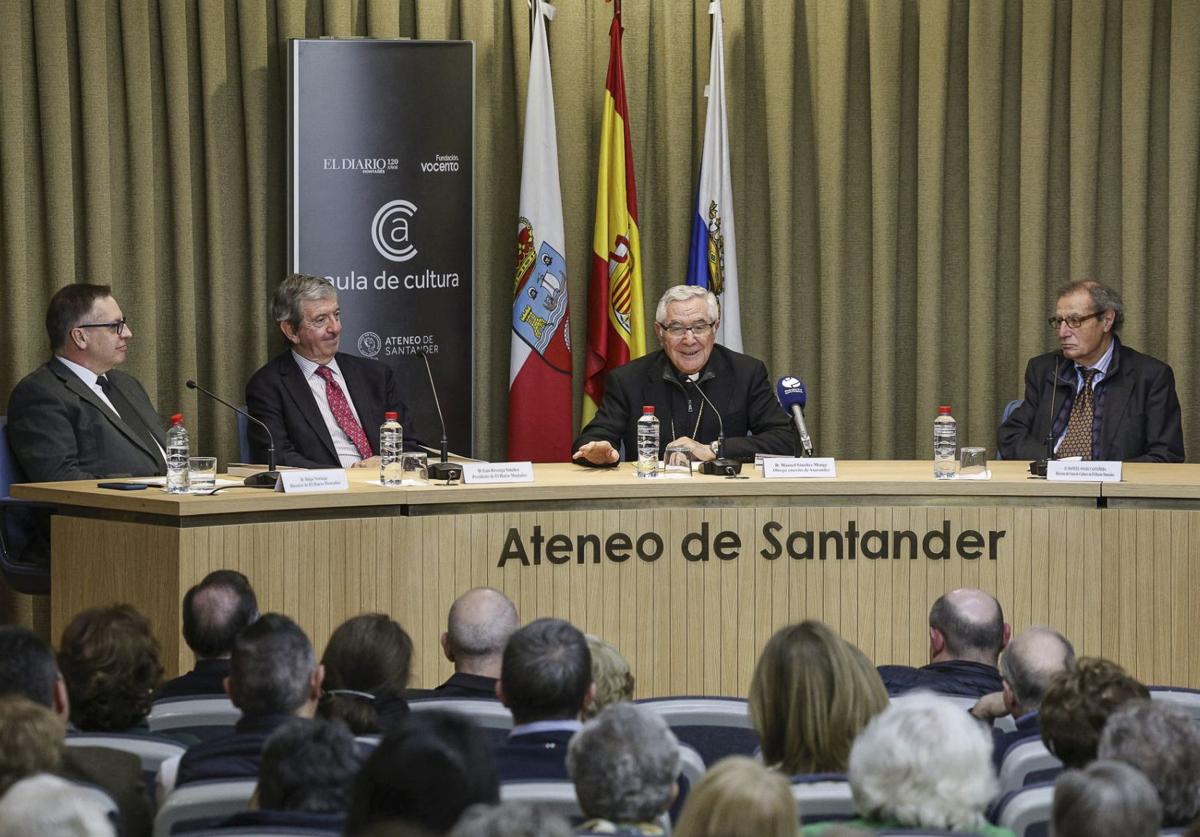 De izquierda a derecha, Íñigo Noriega, Luis Revenga, Manuel Sánchez Monge y Manuel Ángel Castañeda, ayer, en el Ateneo de Santander.