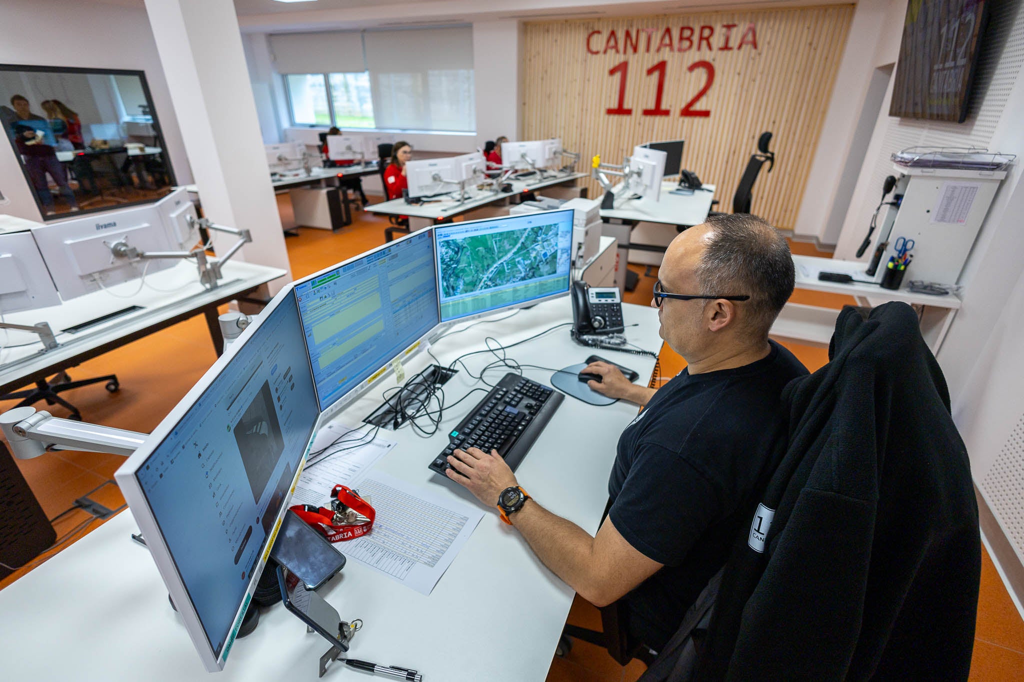 La sala del Centro de Atención de Emergencias, vista desde uno de los dos puestos de Jefe de Sala.