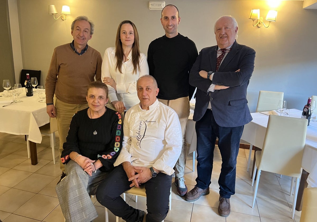 Manel Gómez, Patri Rodríguez, Manuel Quintana y Gabriel Argumosa. Sentados, los dueños del restaurante, Ana Alonso y Fernando Pérez.