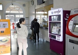 Una usuaria en la estación de tren de Torrelavega.