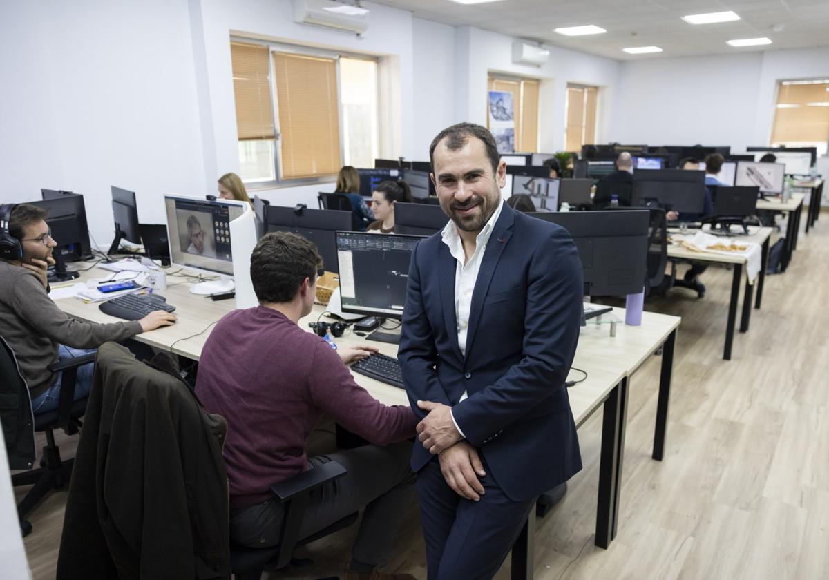 Instalaciones de Ingecid en la Universidad de Cantabria, con su CEO, Jokin Rico, en primer término.