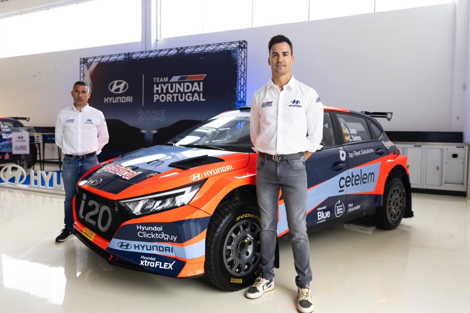 Dani Sordo y Cándido Carrera junto a su nuevo Hyundai Rally2.