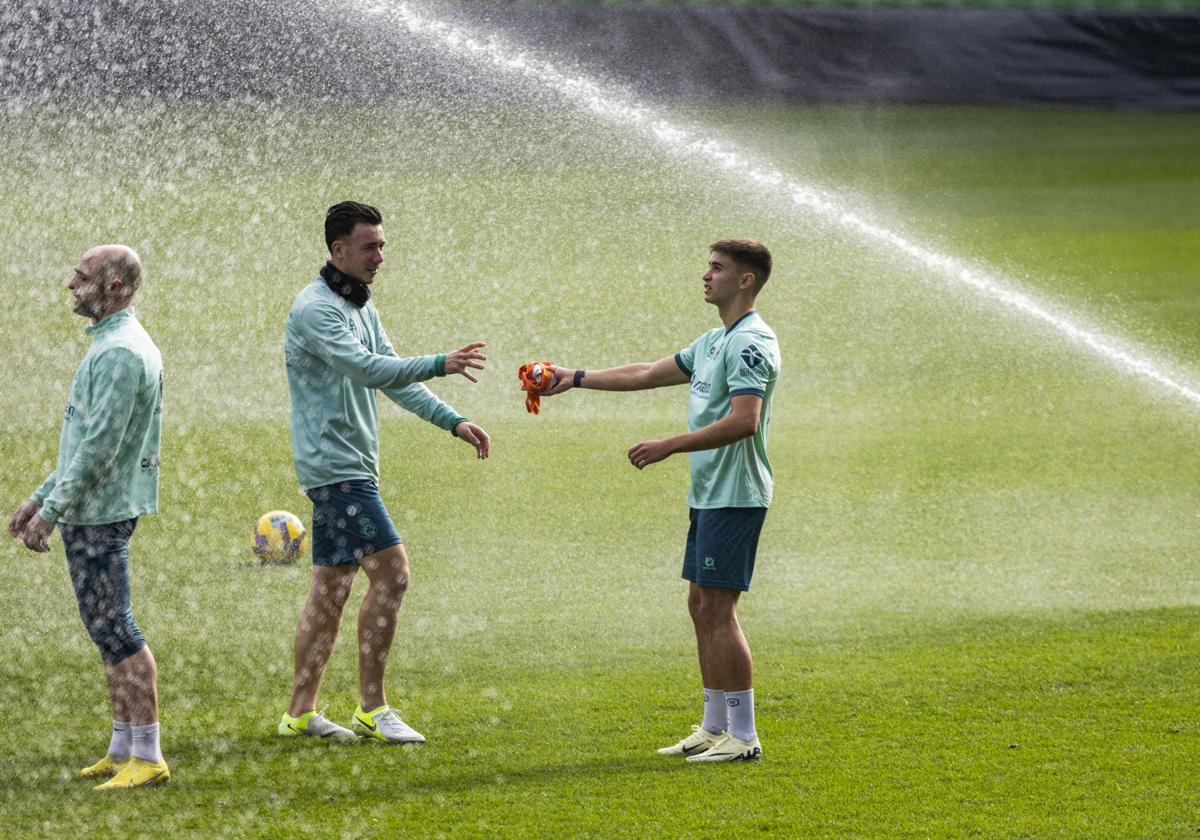 Mario cede su peto a Saúl, como se alternan en la titularidad, mientras Ekain, que regresa hoy a la convocatoria, observa a otro lado.