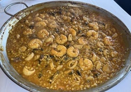 Arroz del señorito con diferentes tipos de mariscos pelados.