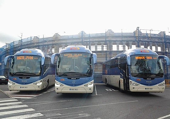 Autobuses de la empresa de transporte IRB que parten de Castro con dirección al País Vasco.