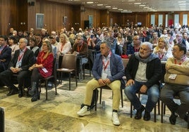 Carmona en el XV Congreso Regional celebrado en el Hotel Santemar junto a los 200 delegados asistentes y, entre otros, la delegada de Gobierno, Eugenia Gómez de Diego, y el consejero de Industria, Eduardo Arasti.