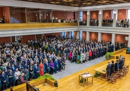 Vista del Paraninfo de la UC, que acogió el acto de toma de posesión de López y que comenzó con el himno de Cantabria y el auditorio en pie.