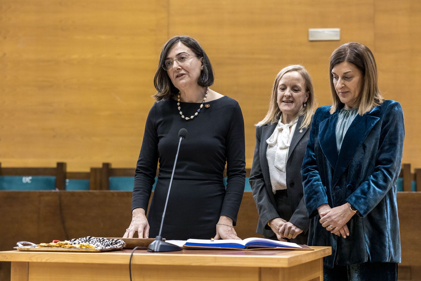 Momento en el que Conchi López promete el cargo de rectora de la UC en presencia de María José Sáenz de Buruaga y de Isabel Urrutia. 