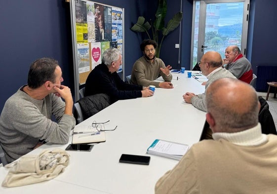 El concejal de IU en el Ayuntamiento de Santander, Keruin P. Martínez, reunido con vecinos de la Federación de Asociaciones de Vecinos (Fecav) y representantes de otras asociaciones de vecinos de la ciudad.